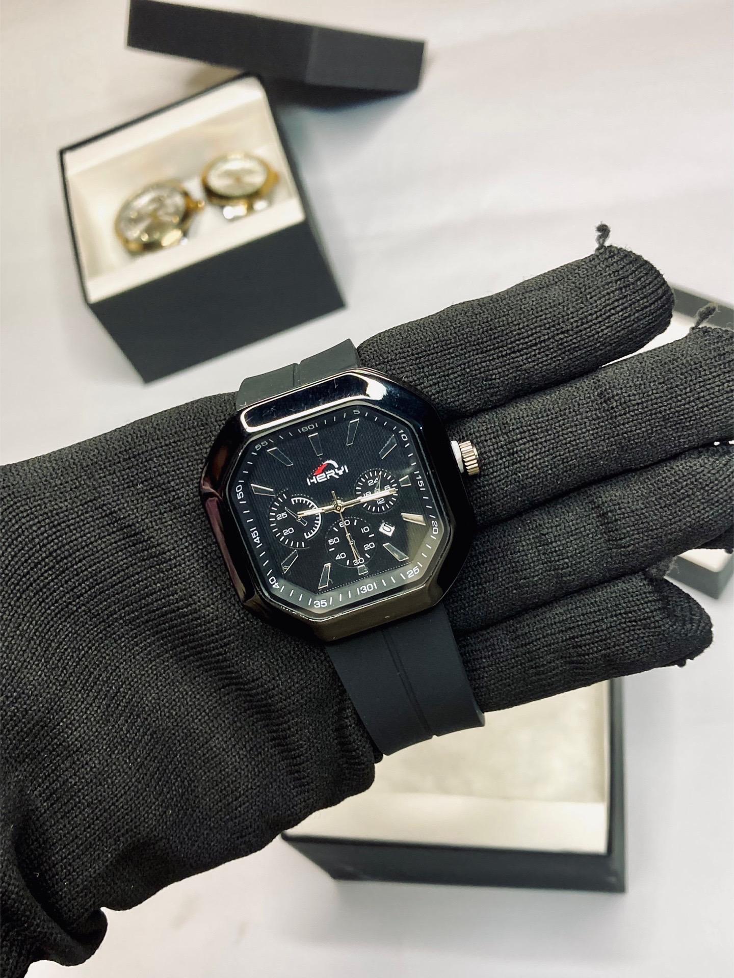 Heryi mens in black