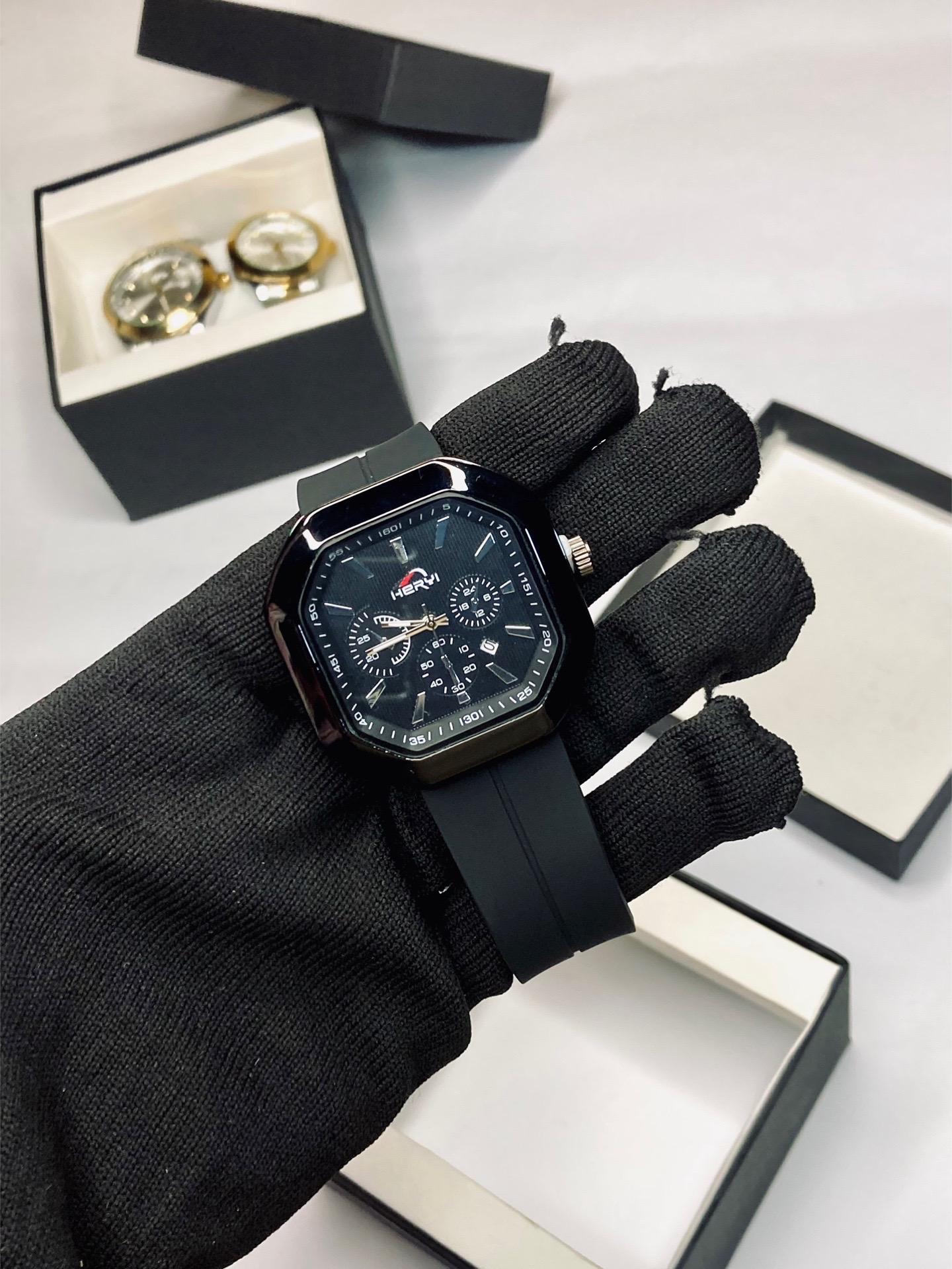 Heryi mens in black