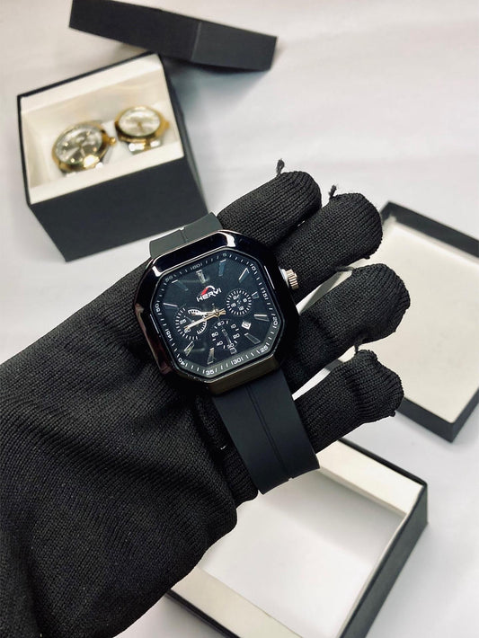 Heryi mens in black