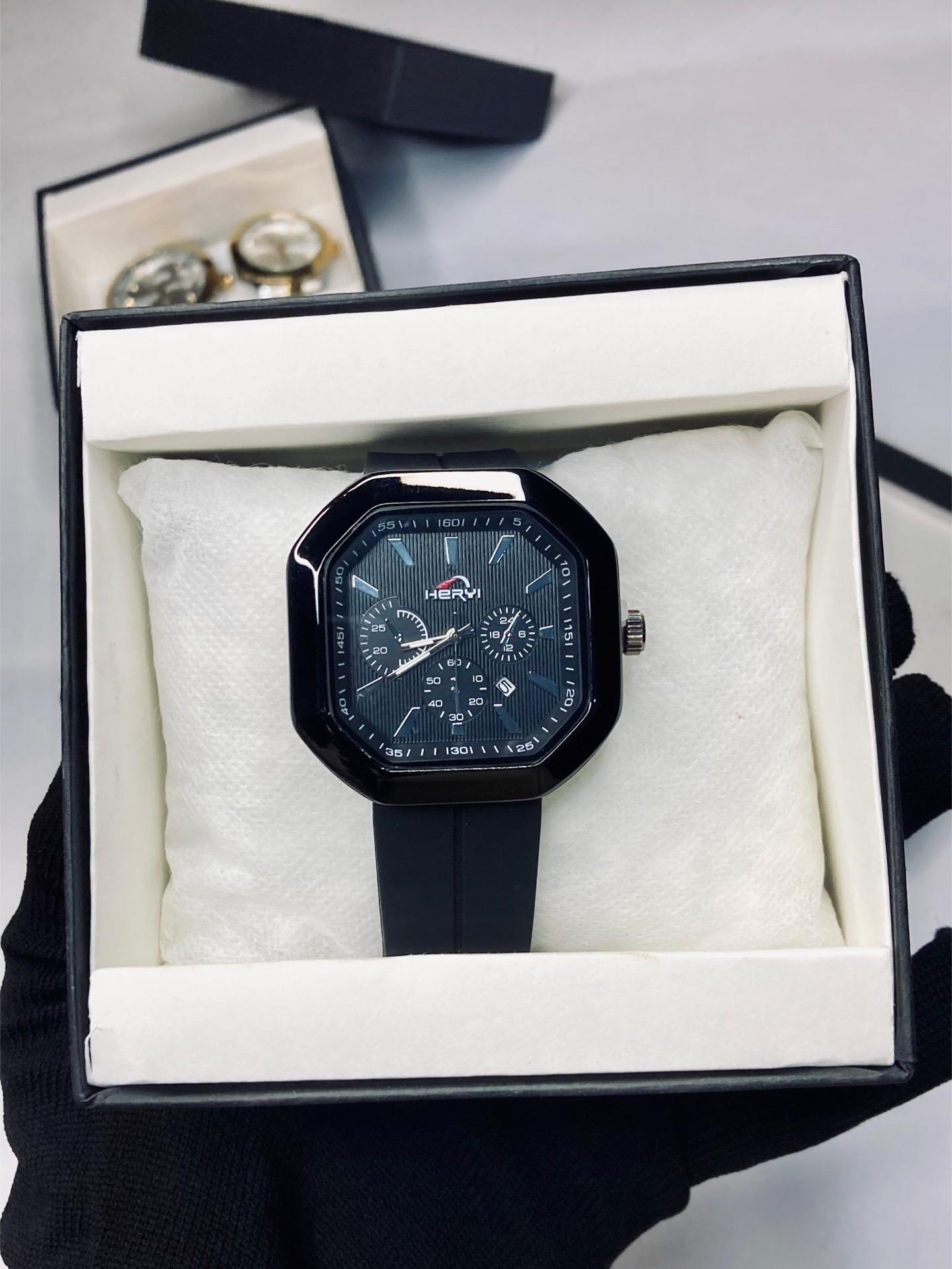 Heryi mens in black